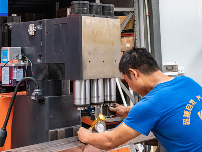 A máquina de fazer torneiras CNC é complicada de operar?